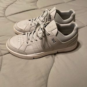 On Cloud the roger men’s size 9.5